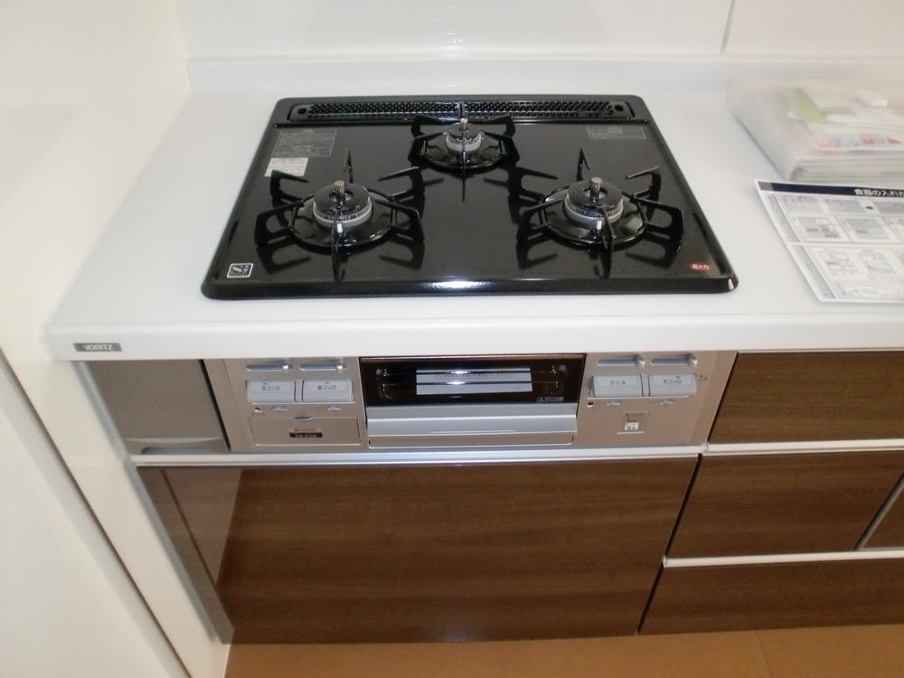 Kitchen. Cooking with 3-burner stove also Hakadori.