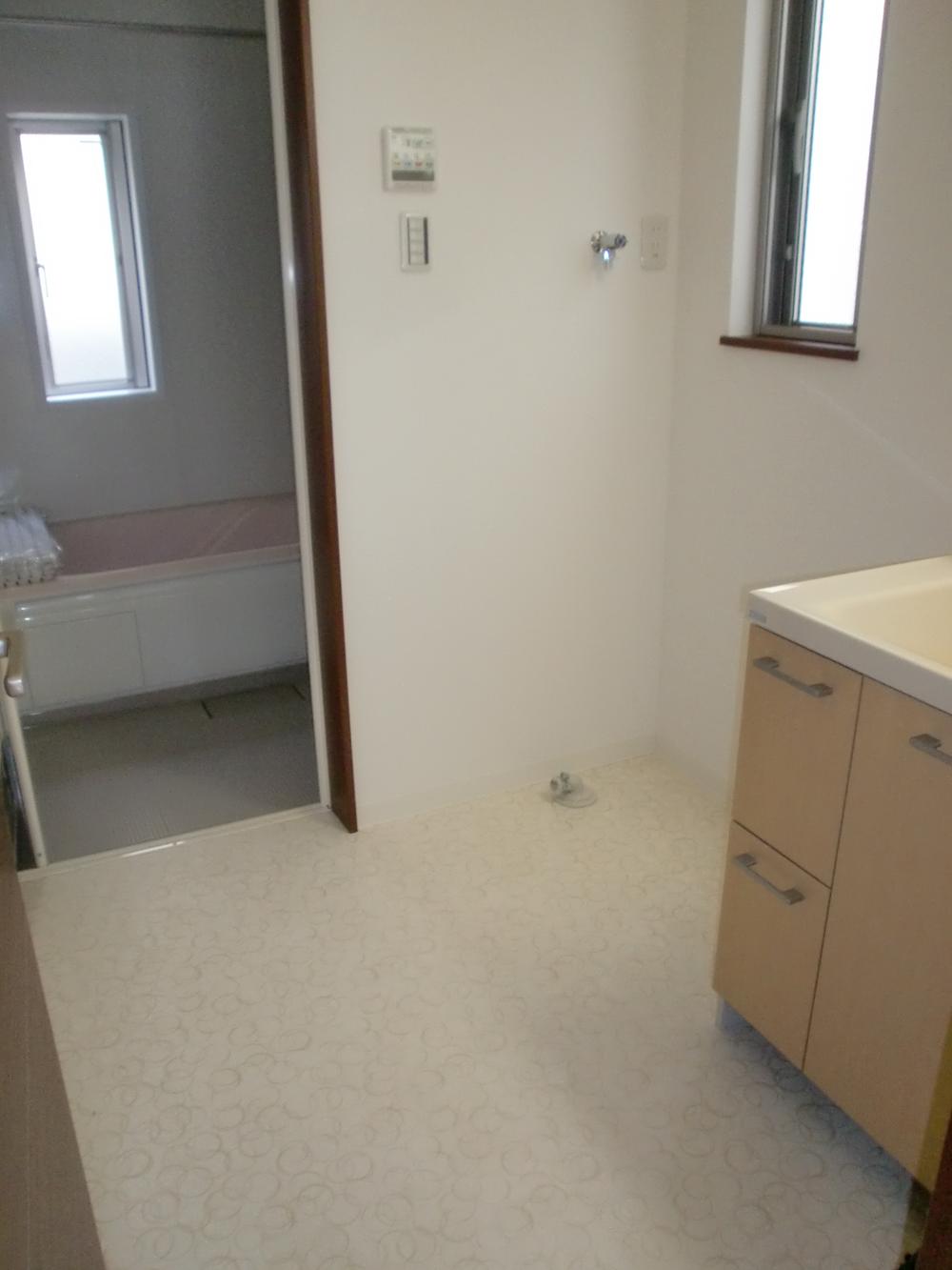 Wash basin, toilet. You wash space also can afford.