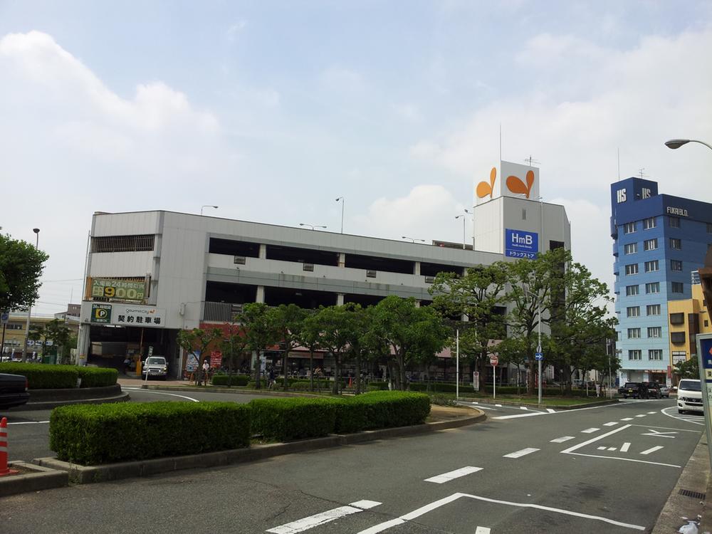 Supermarket. Gourmet City deep until the front of the station shop 682m