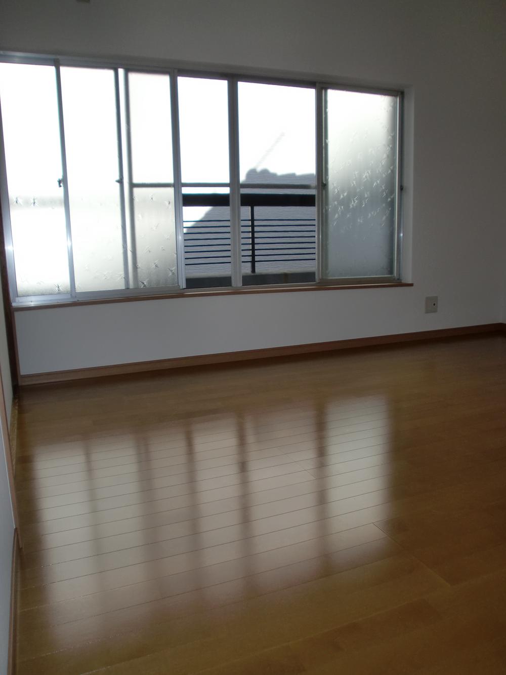 Non-living room. Us capture the bright sunshine to fill the room with large windows