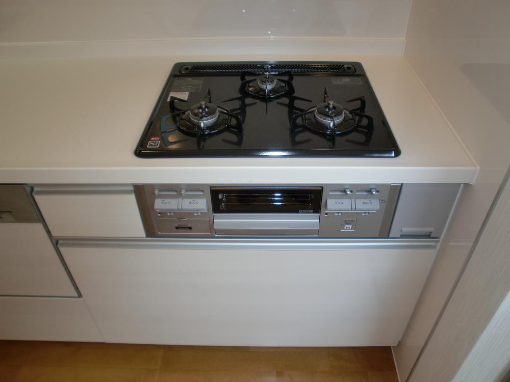 Kitchen. Also Hakadori cuisine in the 3-burner stove