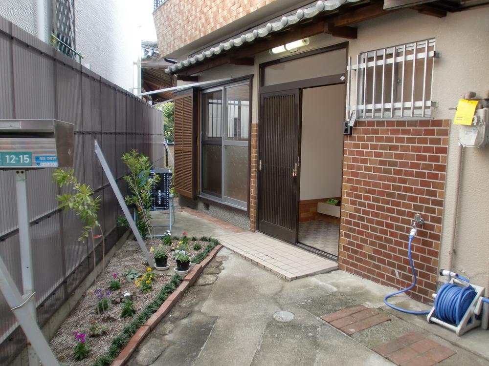 Entrance. There parking space