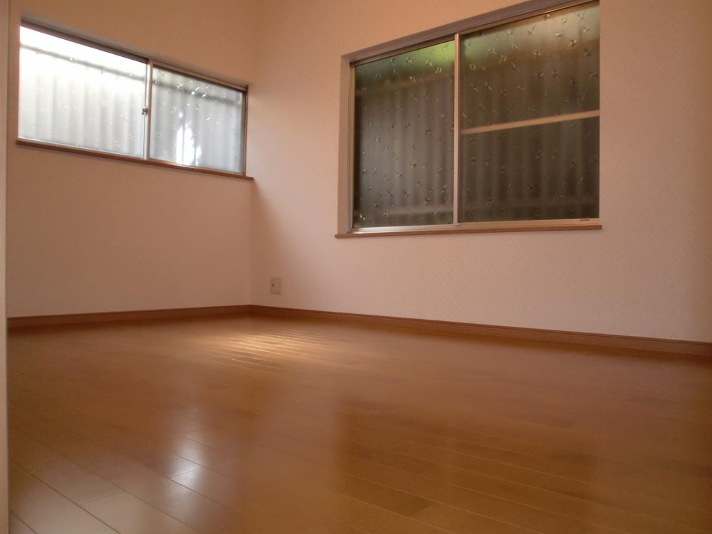 Non-living room. Good per sun for two-sided lighting