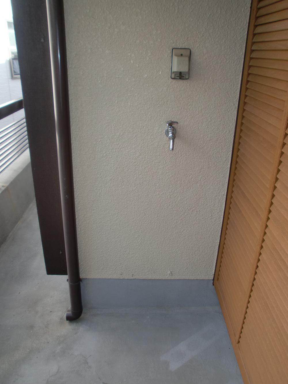 Balcony. This washing machine space