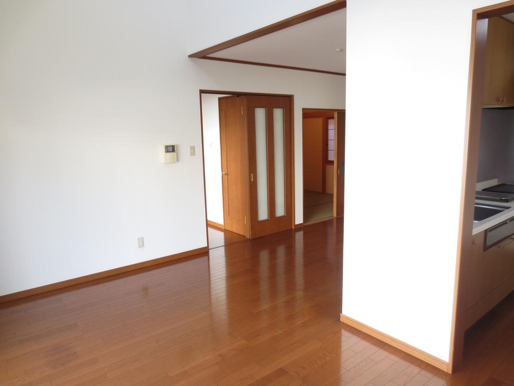 Living. Spacious living room of 15.5 quires