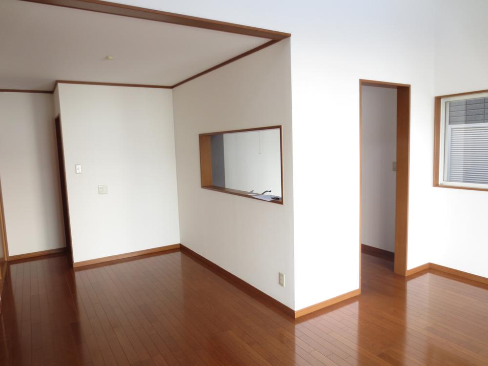 Living. Spacious living room of 15.5 quires