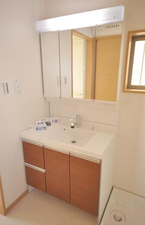 Wash basin, toilet. LIXIL made. Shower water washing.