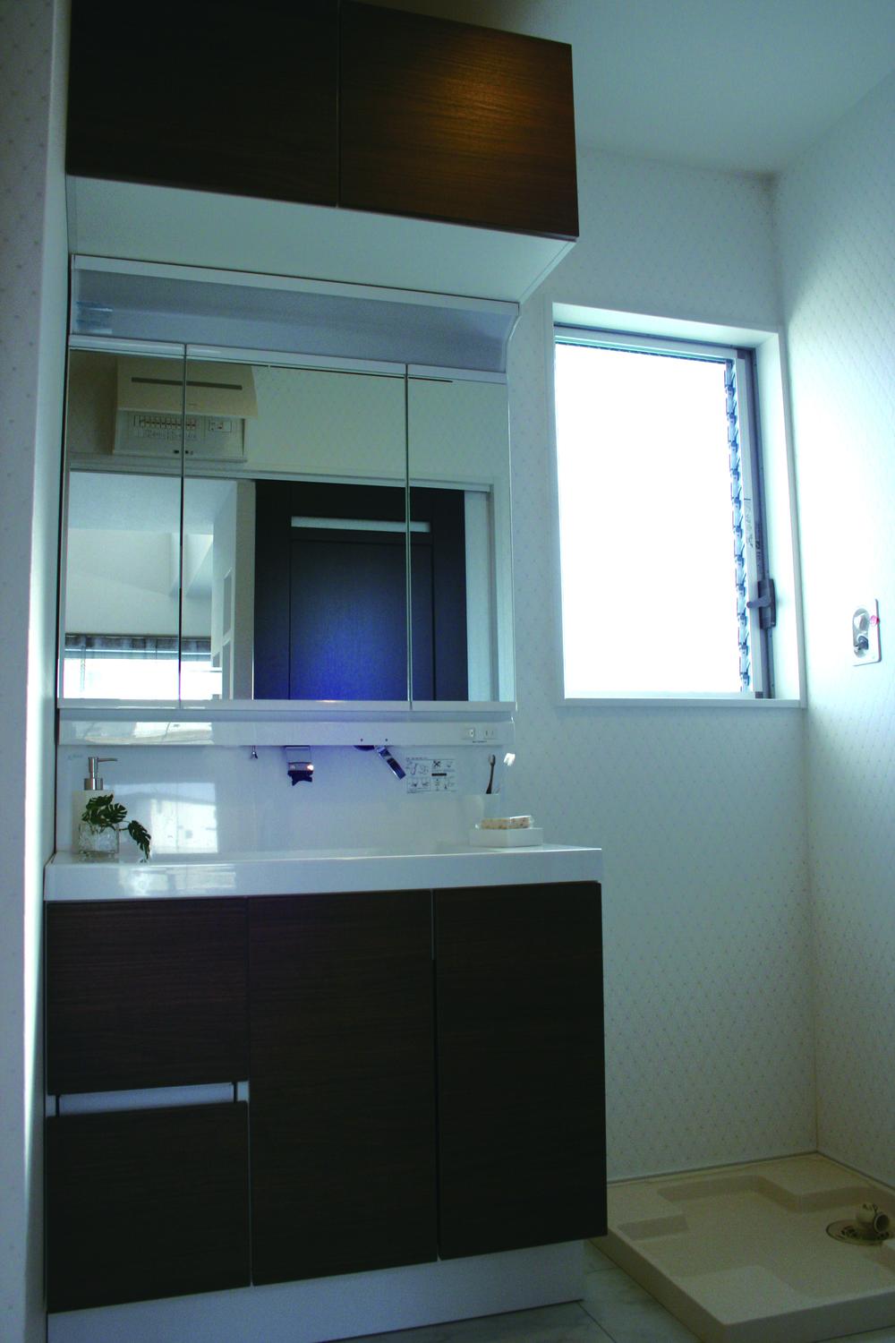 Wash basin, toilet. Set up a compartment to the wash room