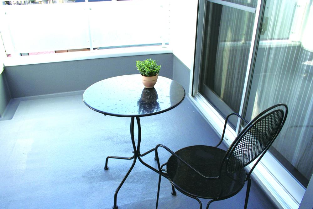 Balcony. 1 year Date hits the balcony provided in the south-facing