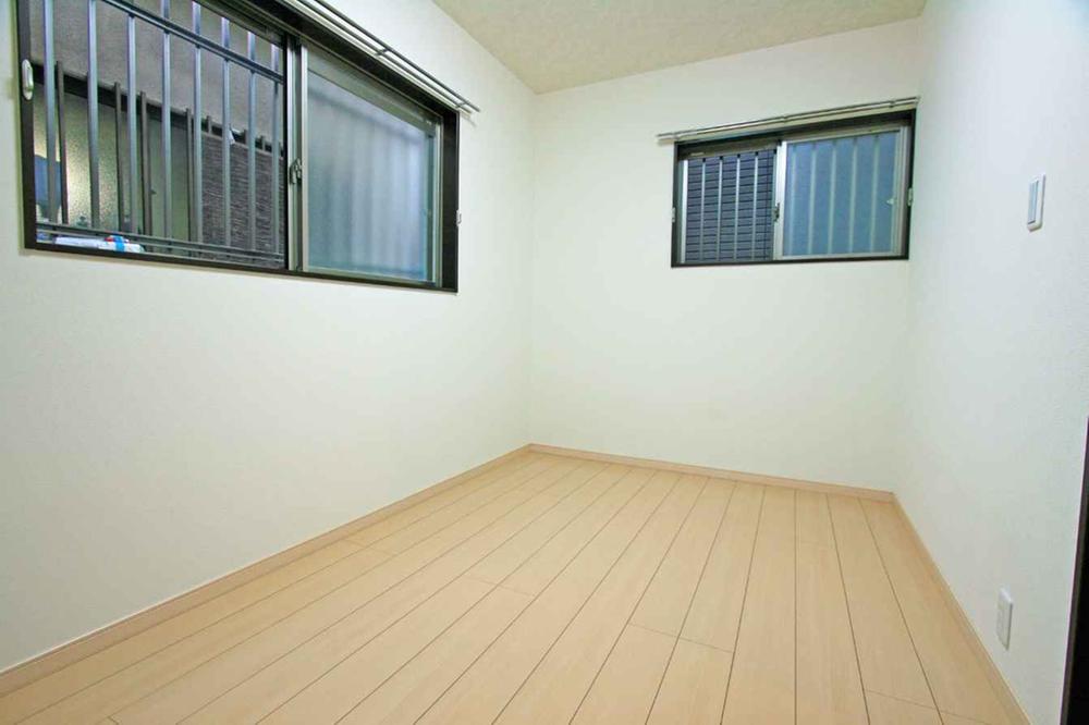 Non-living room. It is a bright room with two-sided lighting.