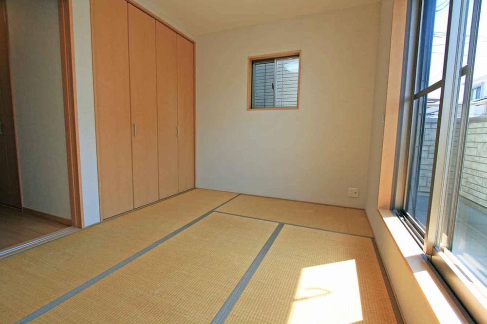 Non-living room. Lighting preeminent Japanese-style. Storage is also abundant.