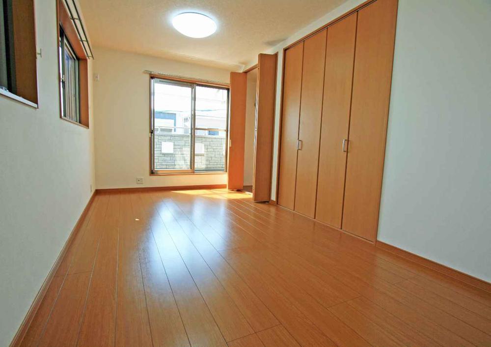 Non-living room. Storage is plenty of property. Immediate preview in all rooms renovation already ・ Move is possible.