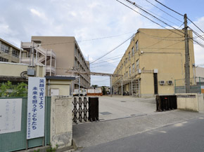 Junior high school. Izumigaoka 900m to East Junior High School