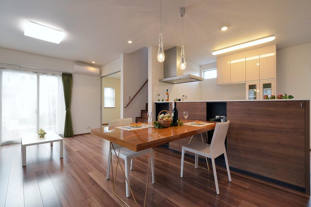 Living. While aligning family and face with a face-to-face kitchen, The dishes. Not only peace of mind because the appearance of a child is seen, Increase the communication between nature and family (local model house)