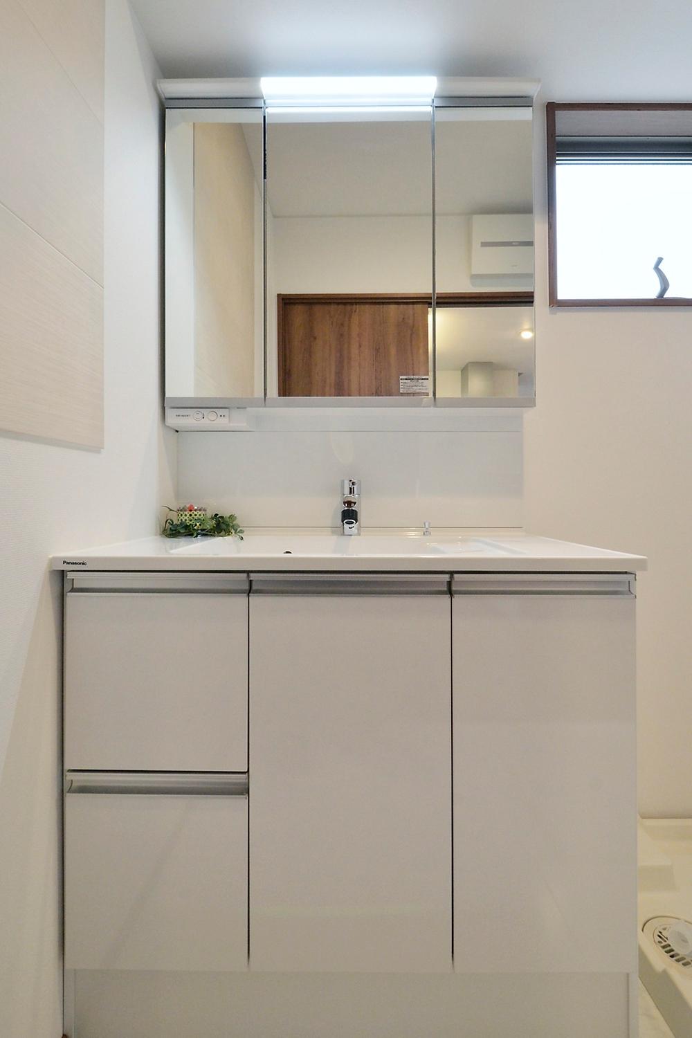 Wash basin, toilet. Wash basin full of cleanliness in which the white tones. Excellent storage capacity, The whole family of towels and toiletries can dispose of and clean. (Local model house)