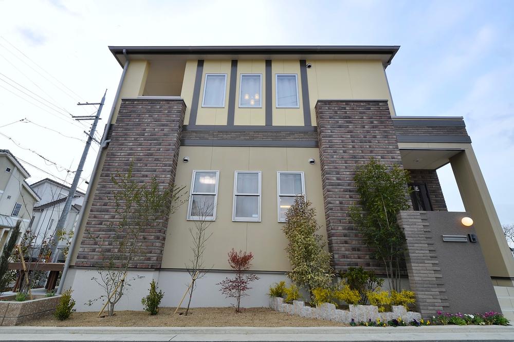 I was taking advantage of the large site, The appearance of the appearance that was imposing certain space outside structure. Affixed tiles becomes accent to strategic points, Have a look of the building to the more prosperous. (Model house)