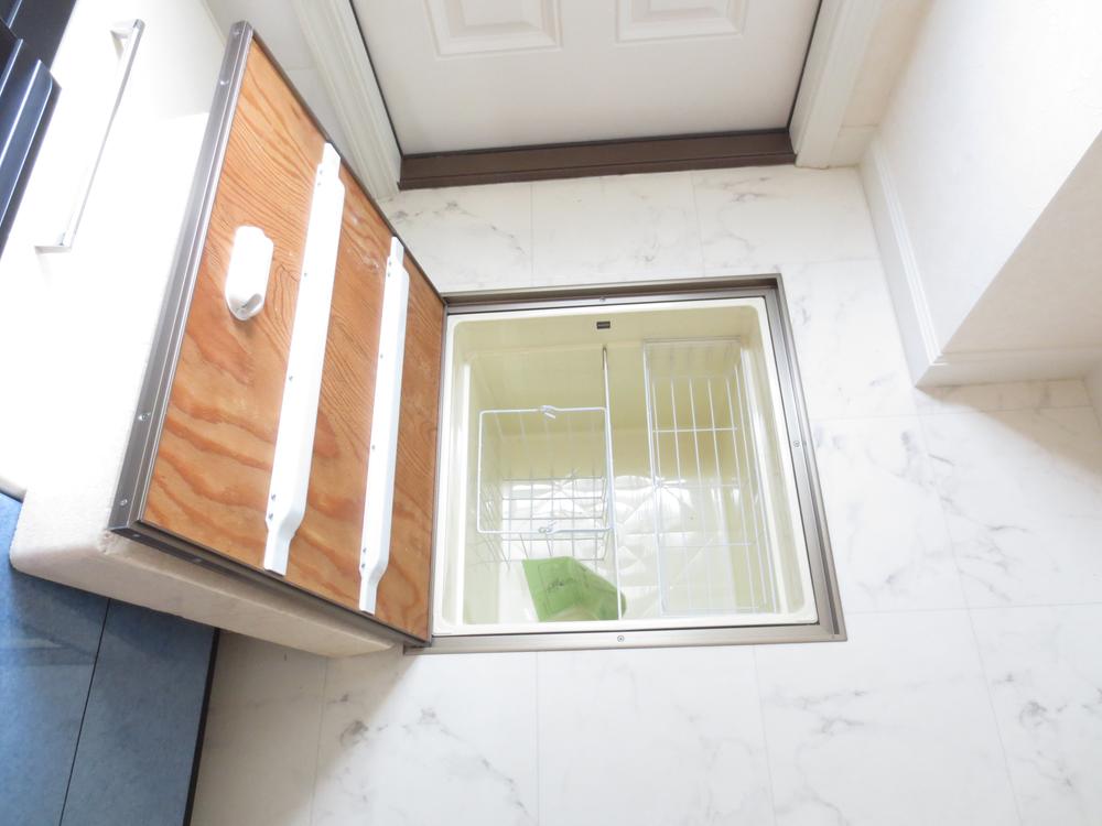Other local. It is under-floor storage of kitchen ☆
