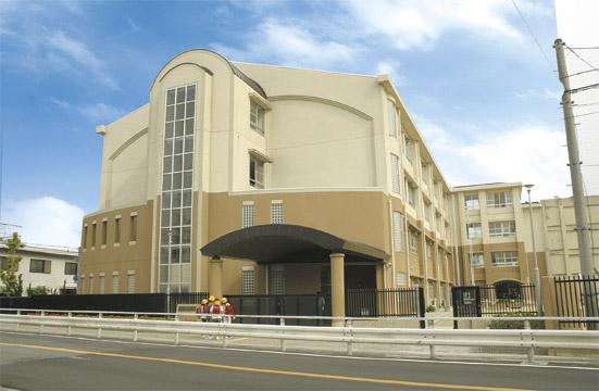 Primary school. Kuze to elementary school 500m 7-minute walk. Likely to attend happy to be in the lower grades