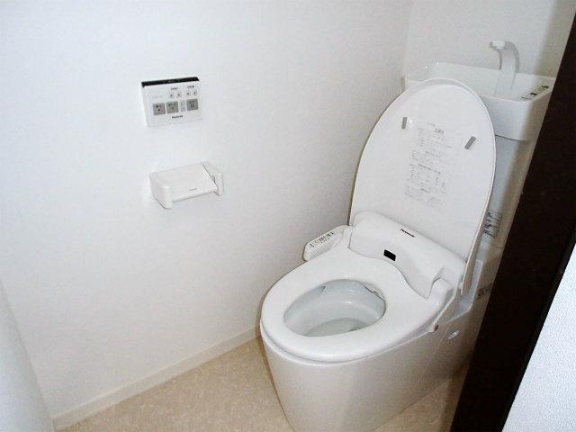 Toilet. Indoor (10 May 2013) Shooting