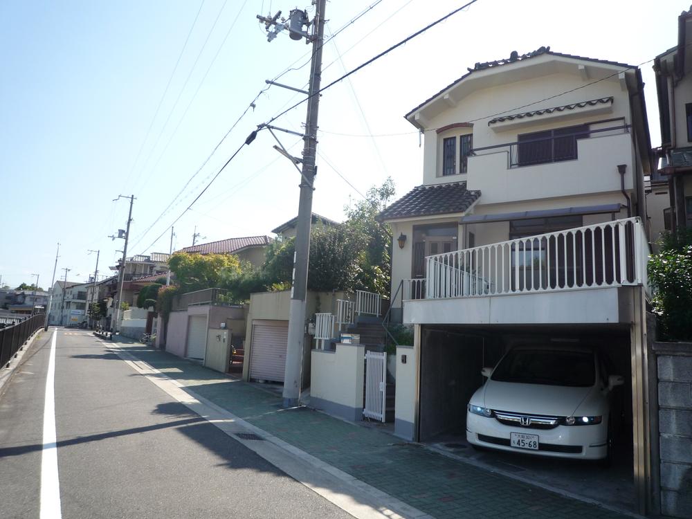 Local photos, including front road. Road in front of the property has spacious.