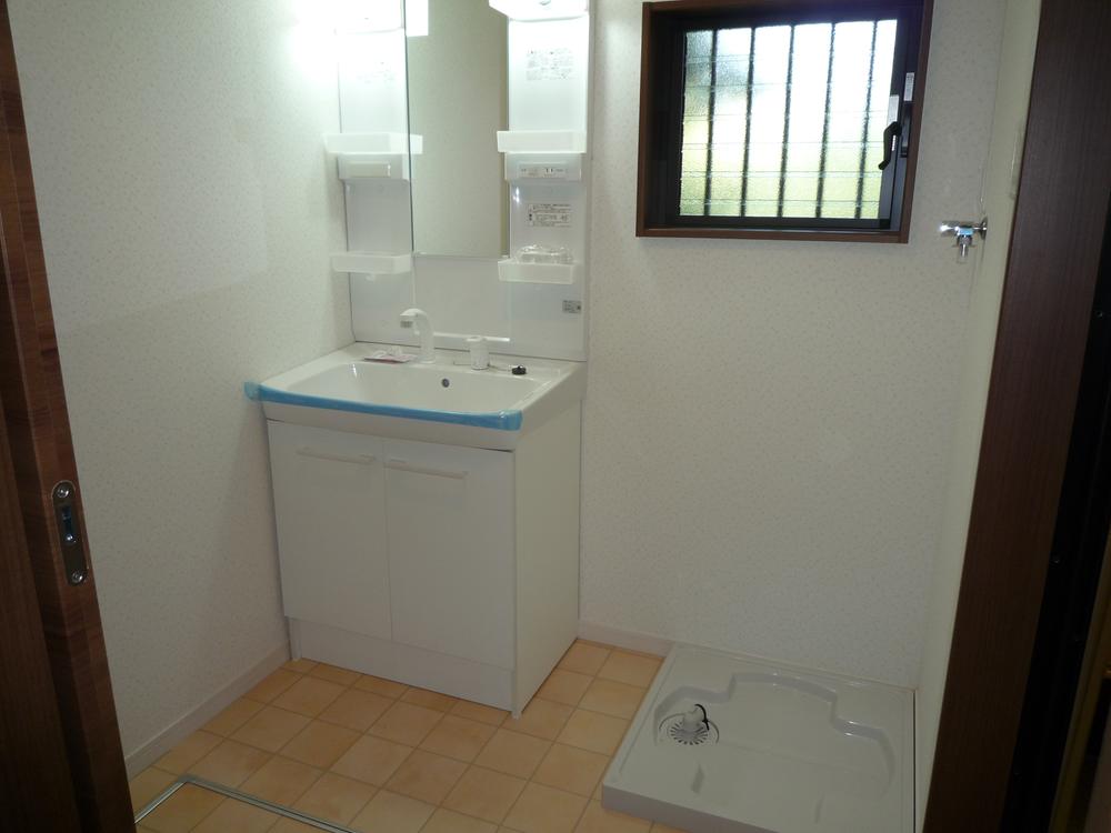 Wash basin, toilet. It is the washroom one tsubo size. Since also comes with under-floor storage, You come in handy as a backup storage, such as detergent.