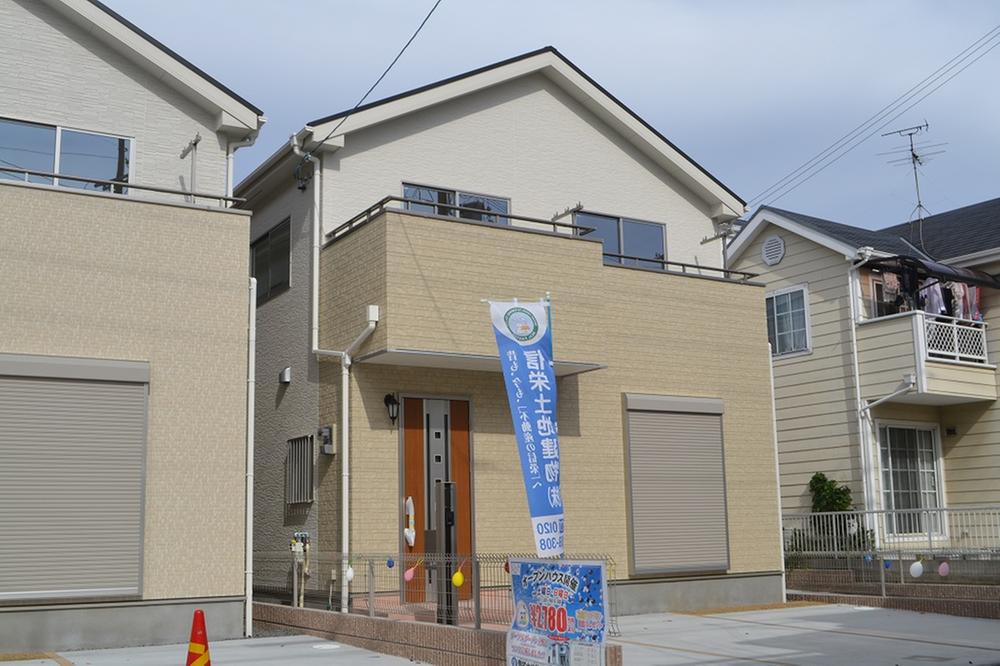 Local appearance photo. 1 Building