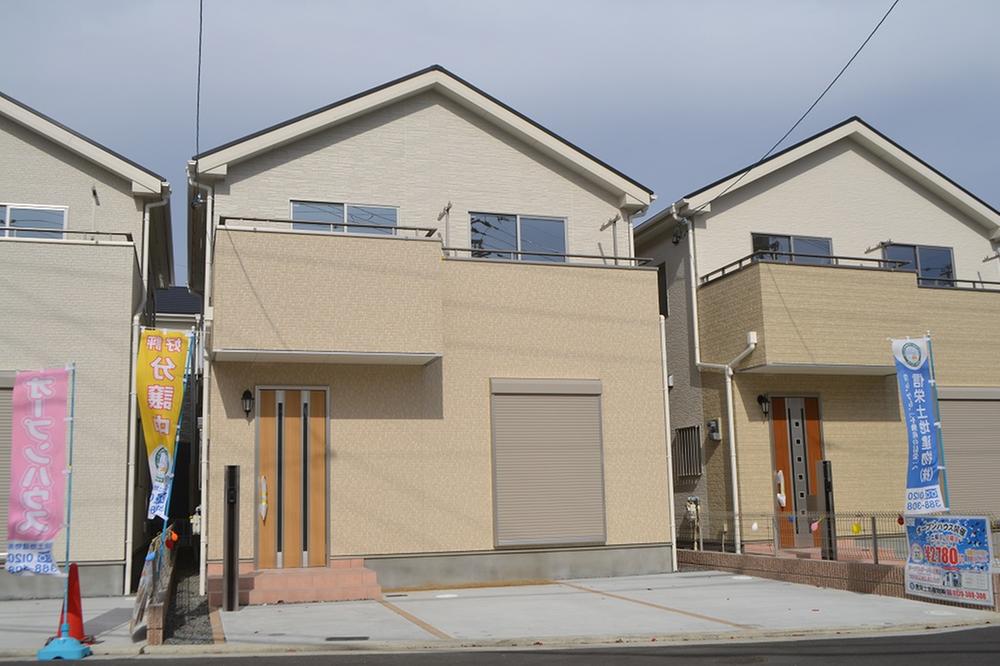 Local appearance photo. Building 2