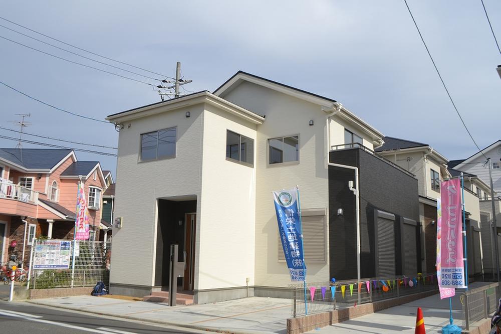 Local appearance photo. 4 Building