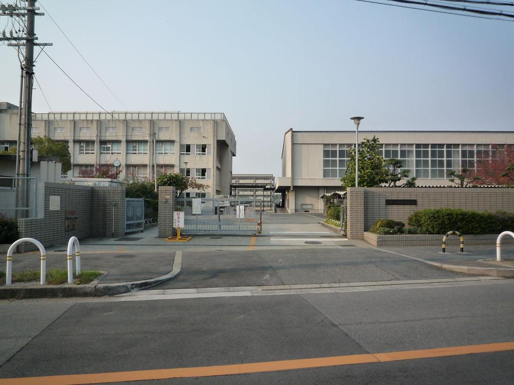 Junior high school. Sakaishiritsu deep 899m to Central Junior High School