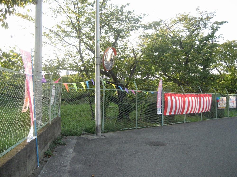 Local photos, including front road. In the spring becomes the cherry trees Local 2013 October 13, shooting