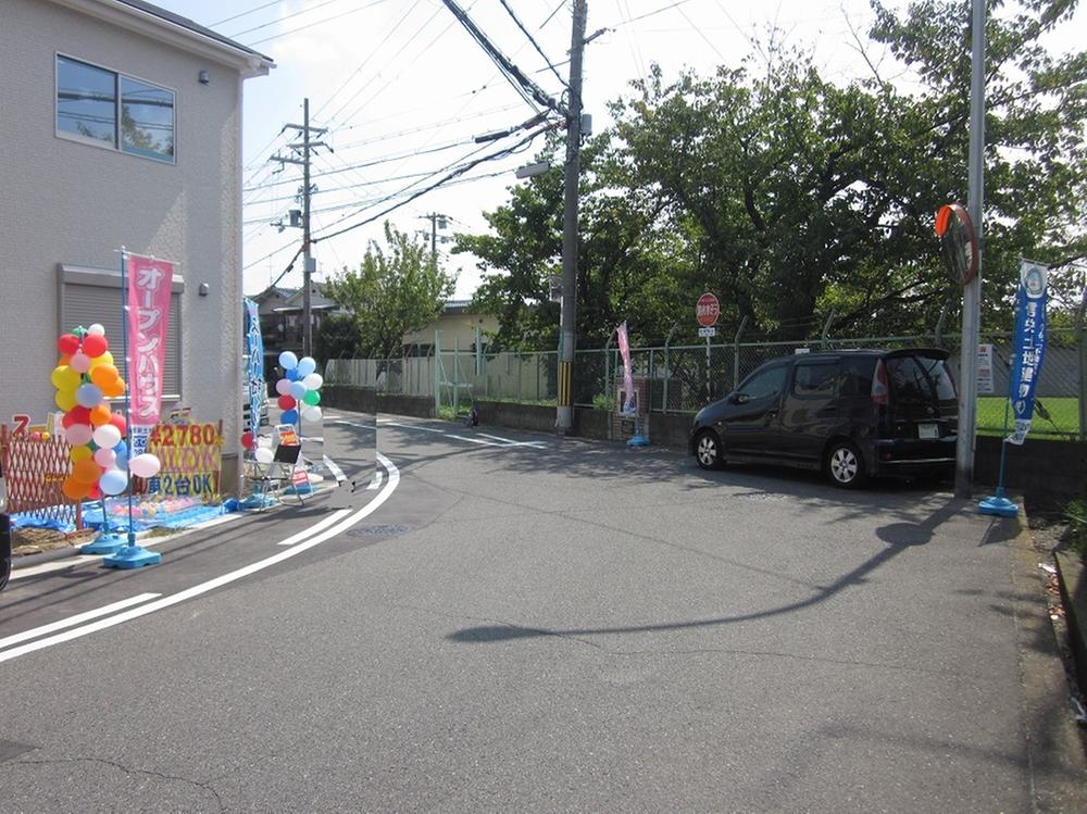 Local photos, including front road. Since the front road is wide, Parking is easy.