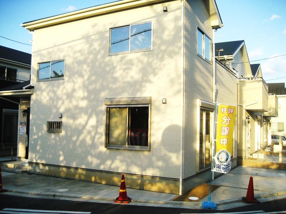 Local appearance photo. 3 is a photograph of the Building