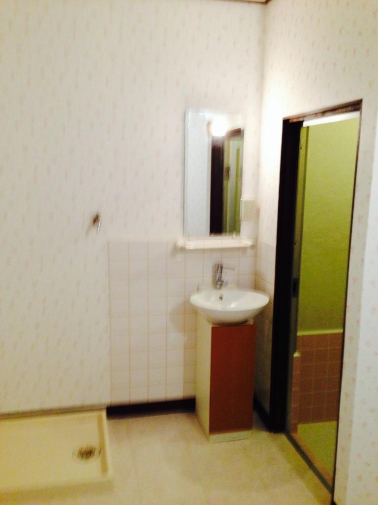 Wash basin, toilet. 2013 December 7 shooting