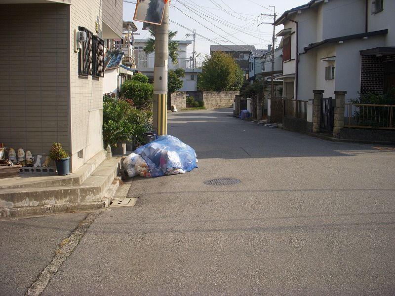 Local photos, including front road. Traffic a small amount of residential areas