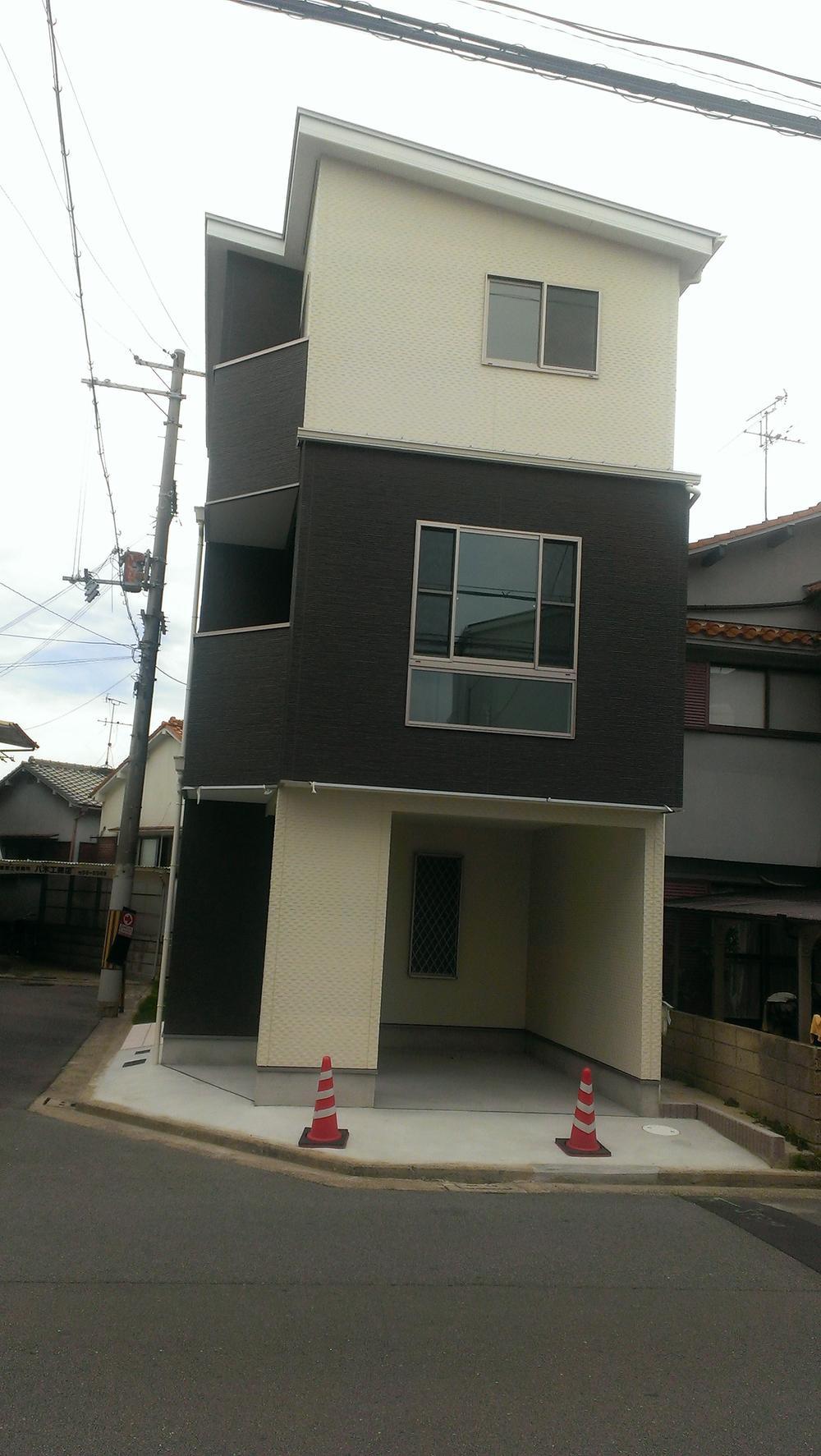 Local photos, including front road. It is refreshing appearance of design.