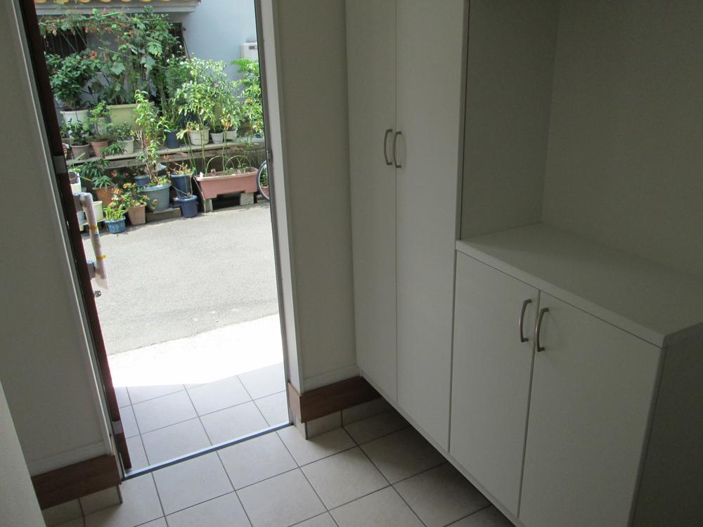 Entrance. Entrance storage is also abundant.