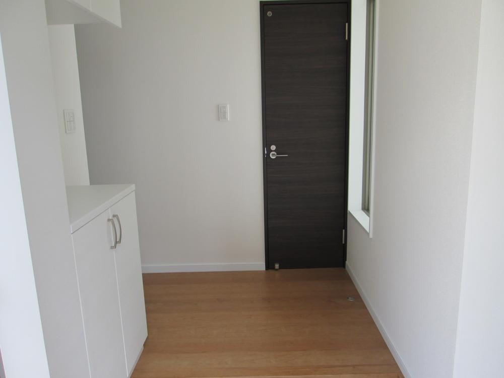 Entrance. Spacious entrance.