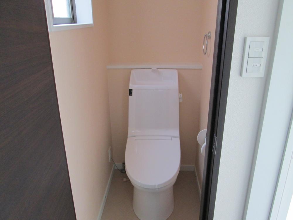 Toilet. It is a clean restroom.