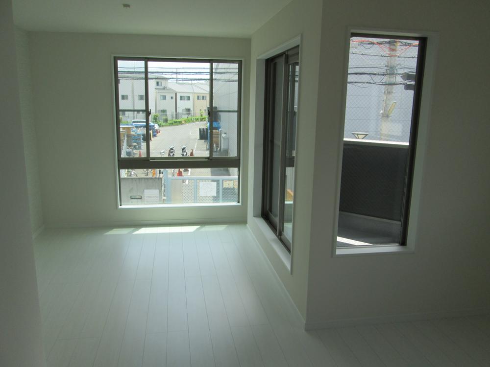 Living. Also excellent lighting because the large windows.