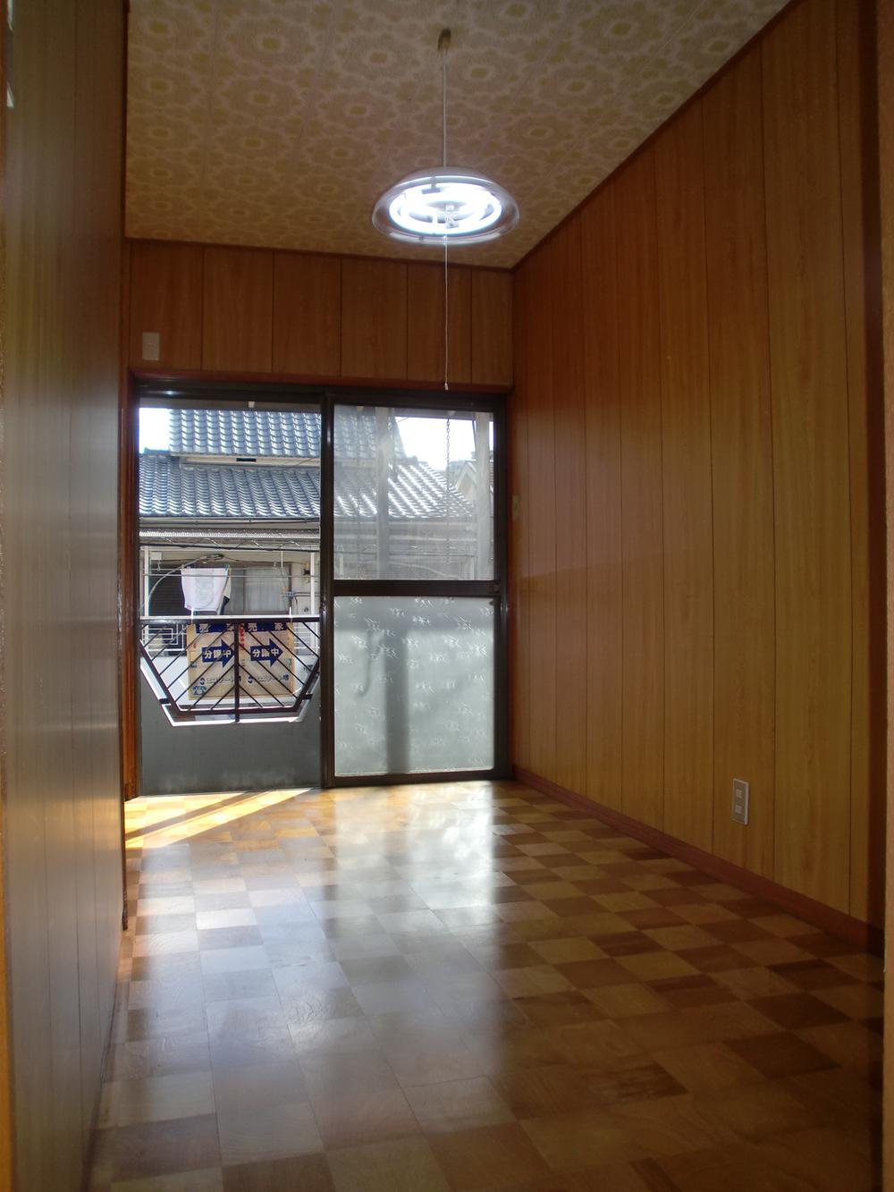 Non-living room. It is daylight preeminent rooms.