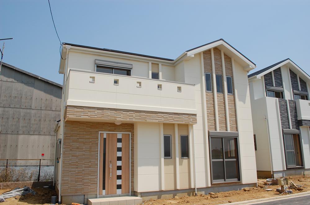 Local appearance photo. Outer wall ALC board! It is designed in stylish tile appearance.