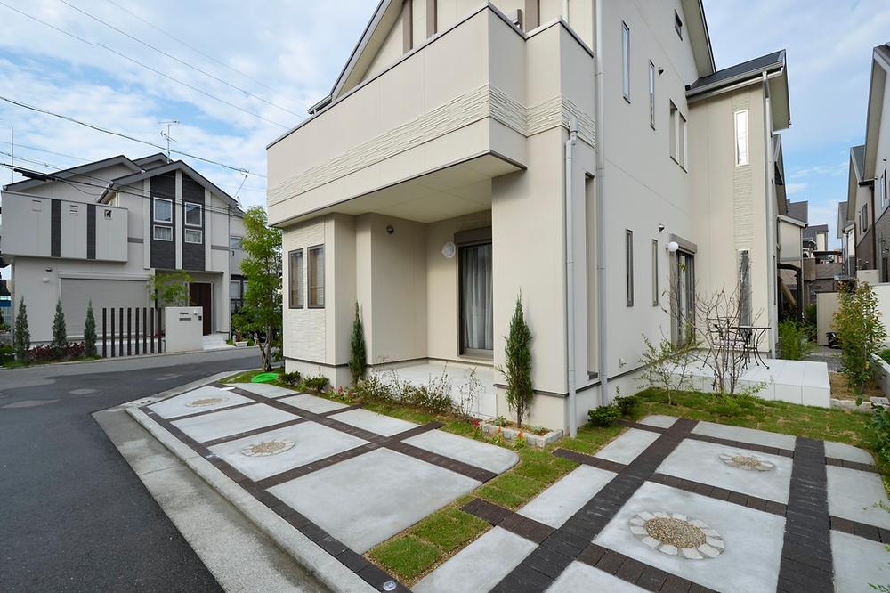 Parking lot. Taking advantage of the breadth of more than 36 square meters site, 2 car secure a large garage space. (Model house)