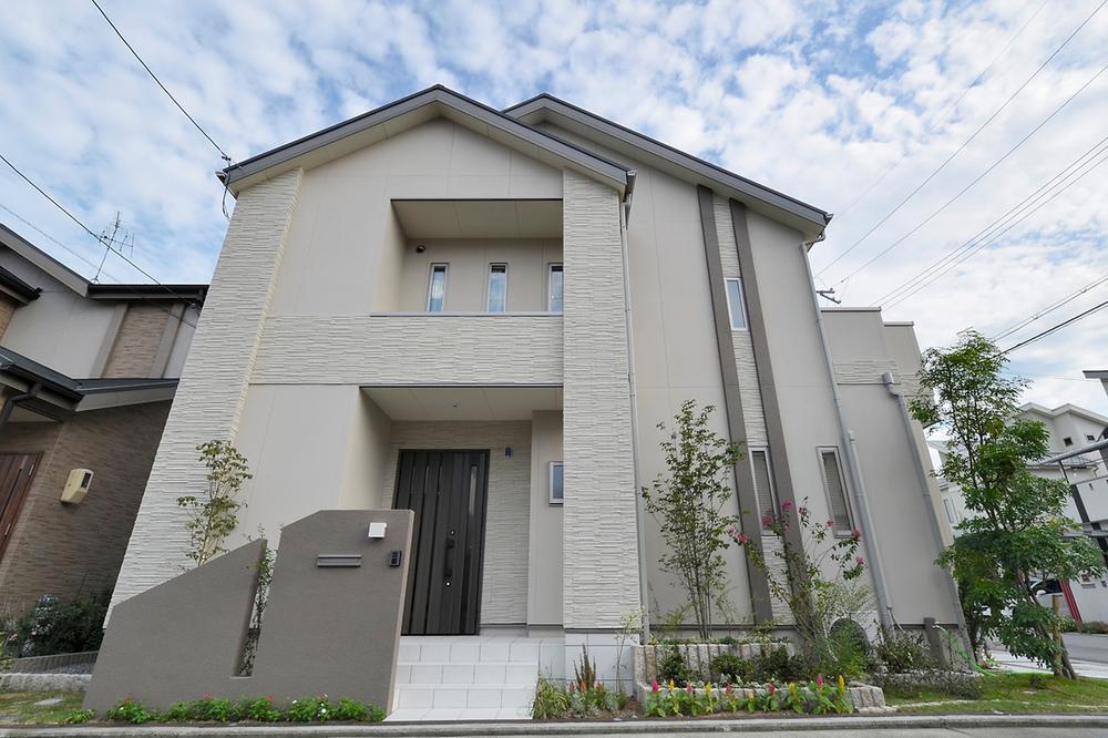 Model house of regal appearance. Floor plan of the room that was taking advantage of the breadth of the site average 45 square meters. Not only the appearance, There's a twist to introspection, such as providing a loft or study space. Let's check the local (model house)