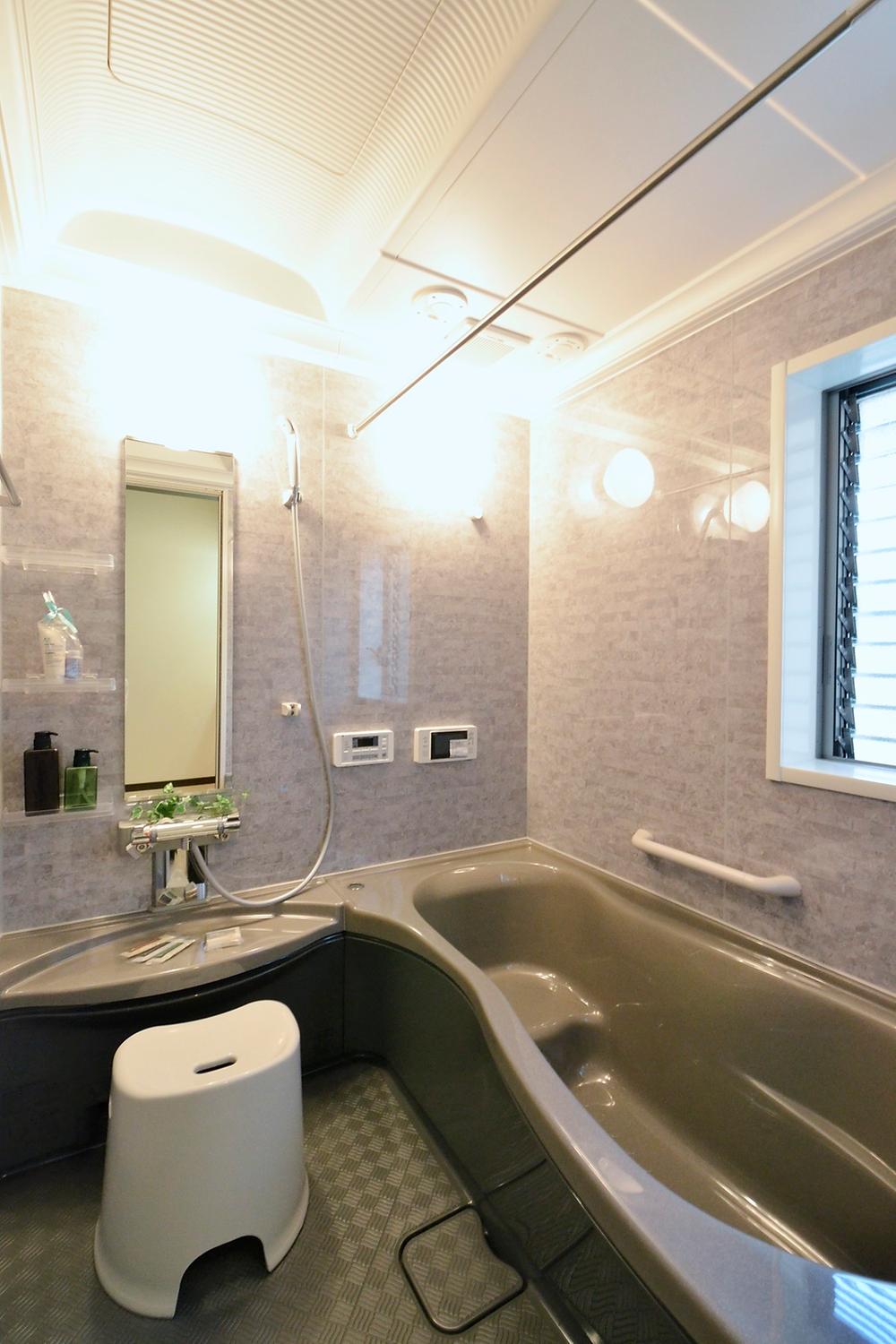 Bathroom. Excellent ventilation, Bathroom with a bright window. Bathroom heating dryer and bathroom TV is also standard equipment. (Model house)