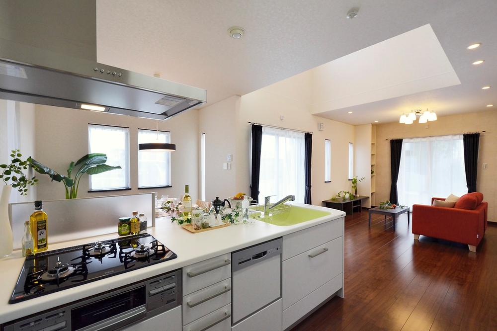 Kitchen. There is no top of the hanging cupboard, Refreshing and open face-to-face kitchen. Peace of mind at home with small children because overlooking the living room from the kitchen. (Model house)