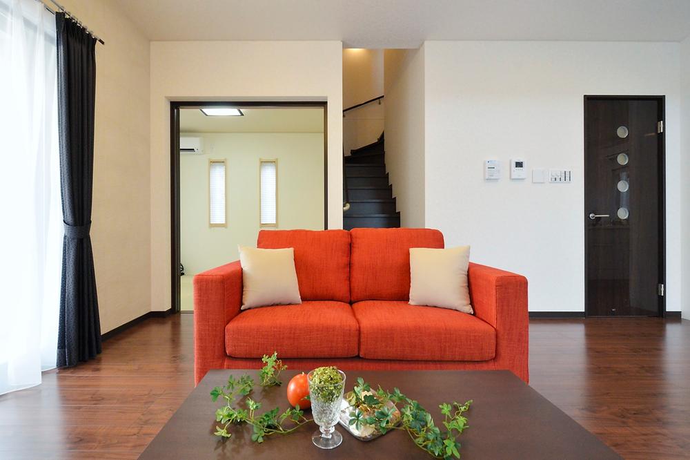 Living. Adopt a living-in stairs. You can always see the face of the family, Increasing communication between nature and family, Recommended for child-rearing households. (Model house)