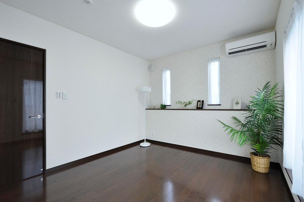 Non-living room. The main bedroom of room even at a large double bed. Fashionable cabinet and a small window provided in the wall. It likely to be waking up clean in the gentle light coming through the window. (Model house)