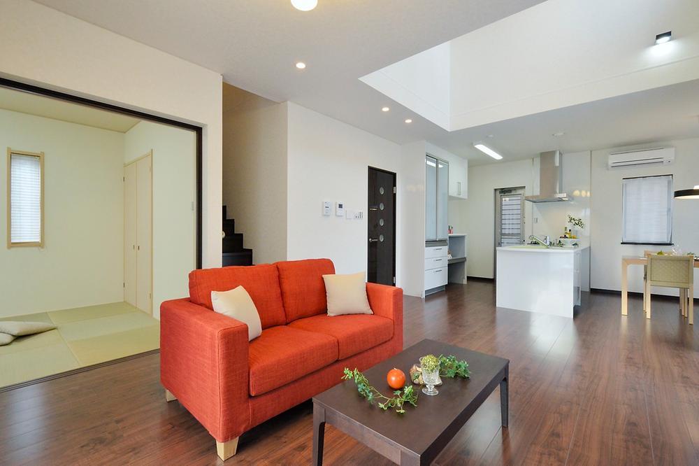 Living. Also a large space of about 25 tatami Combined with Japanese-style room LDK. Produce a space atrium, which is provided in the center with a further airy (model house)