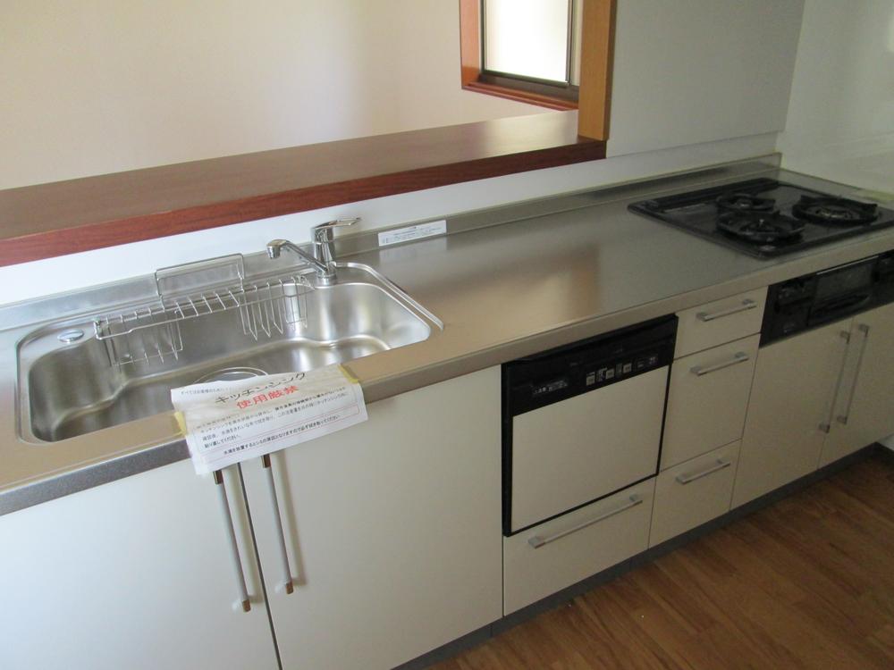 Kitchen. It adopts a face-to-face kitchen, Bright lighting also is perfect. 