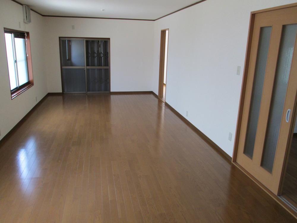 Living. This only of a large living property is quite rare. 